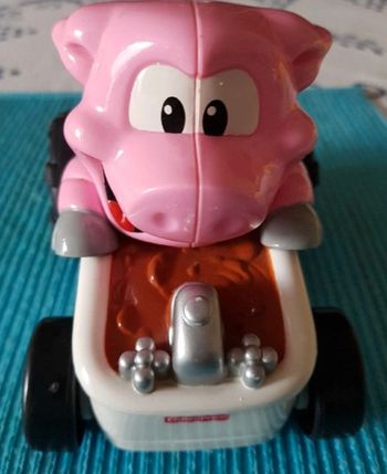 Voiture avec cochon rose à bord