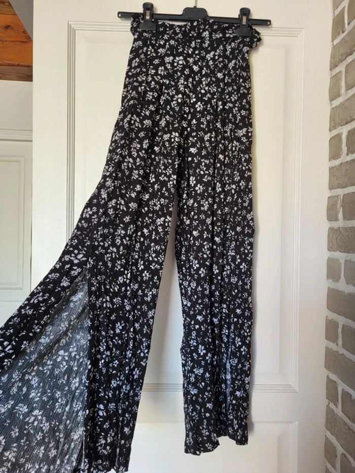 Pantalon fluide et fleuri avec fente sur les côtés Bershka