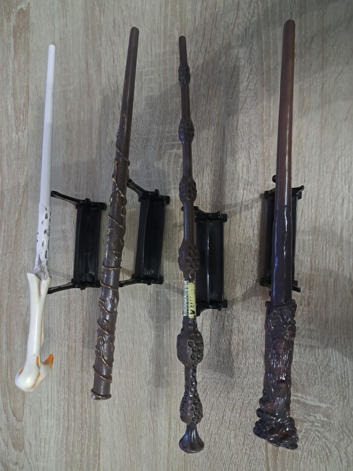 Lot de 4 baguettes Harry Potter vendu avec supports