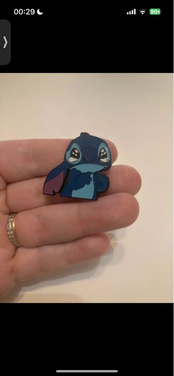 Pin’s / Broche NEUF représentant Stitch couleur bleu
