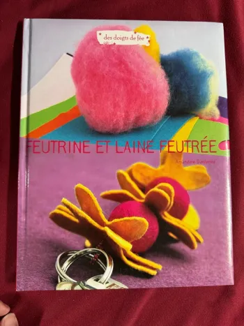Livre feutrine et laine feutrée