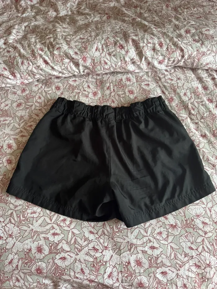 Short sport noir puma taille 40. Il fait un peu brillant.