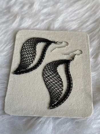 Paire de boucle d'oreilles noires faite au crochet