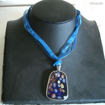 Collier - cordon coton et organza Fermoir mousqueton Pendentif en verre et métal argenté