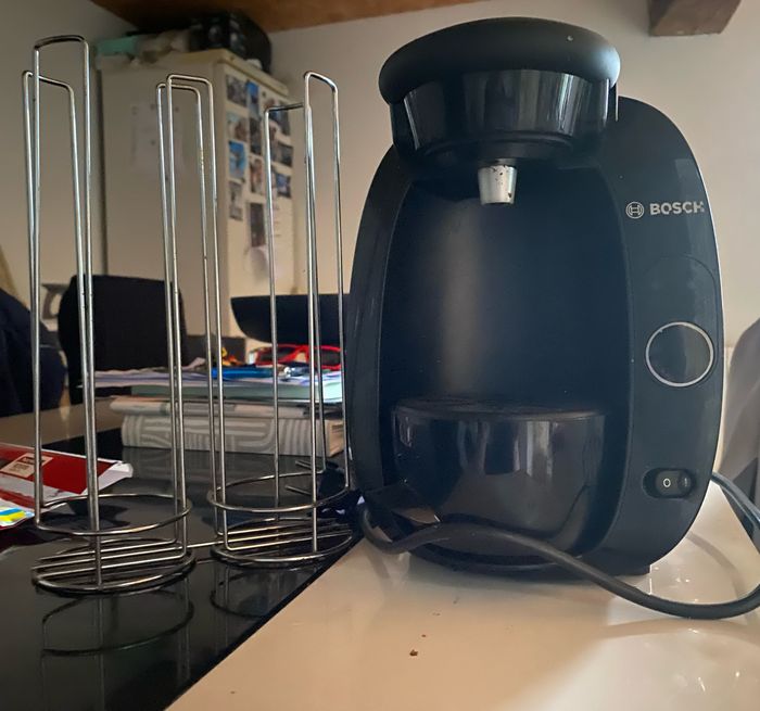 Cafetière et porte capsules