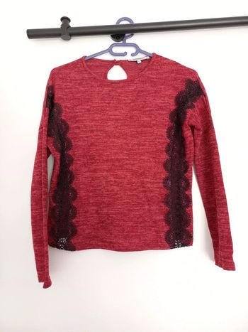 Pull rouge avec dentelles