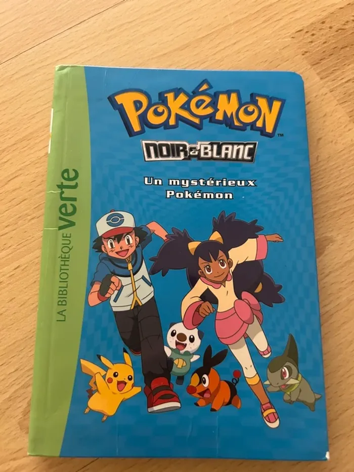 Livre Pokémon noir et blanc bibliothèque verte