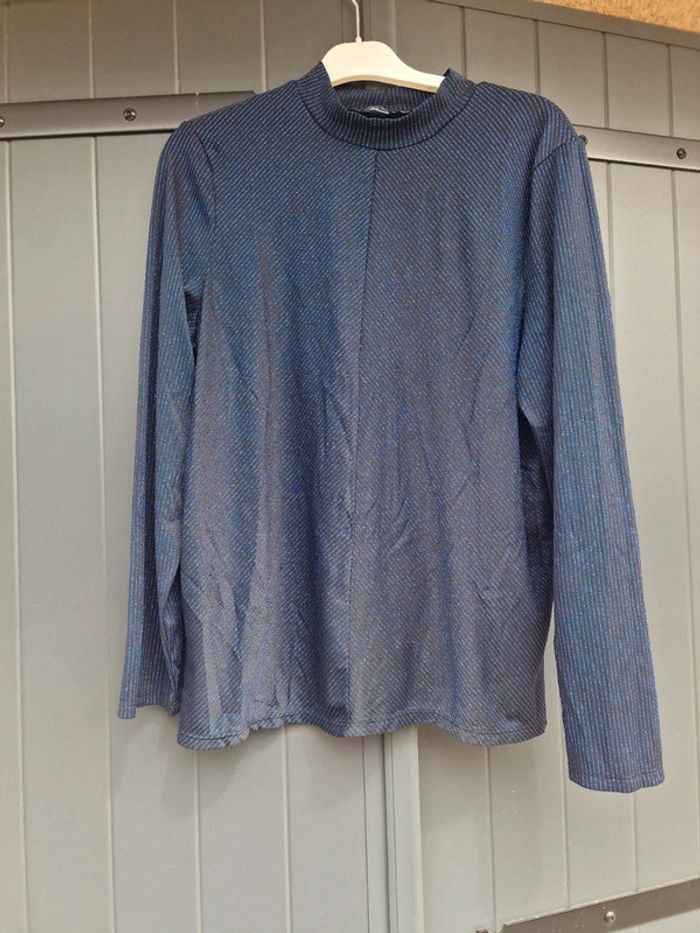 T-shirt noir col haut avec brillant bleu - photo numéro 2