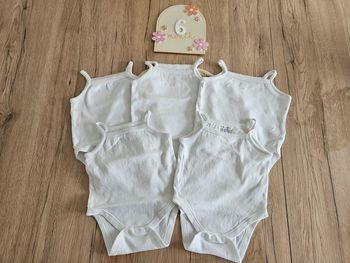 5 bodies blanc 3/6 mois