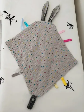 Doudou machoir à oreilles de lapin gris