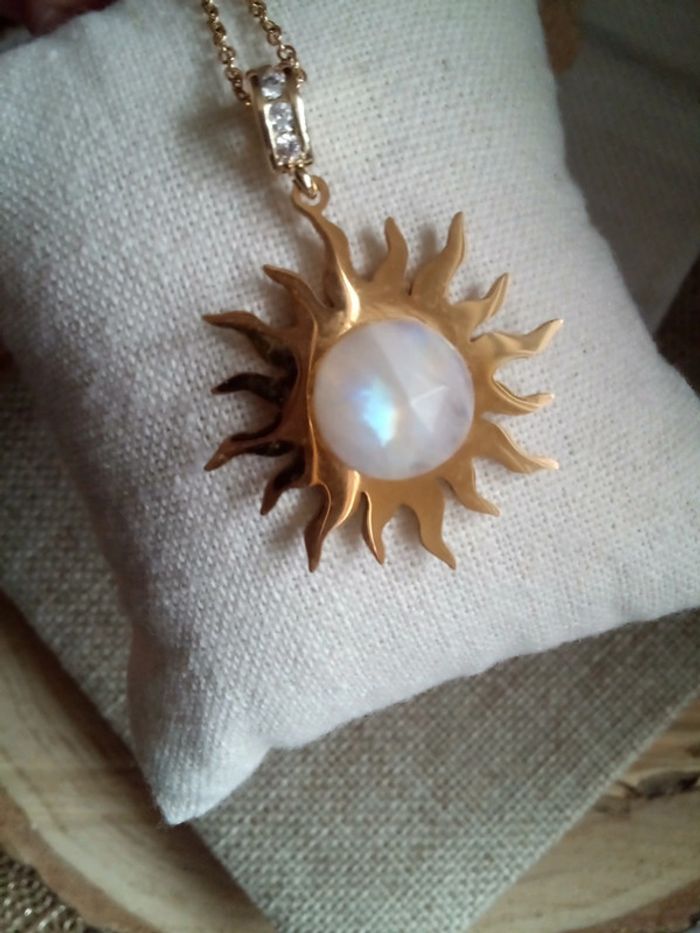Collier soleil en pierre de lune naturelle à reflets bleutés - photo numéro 4