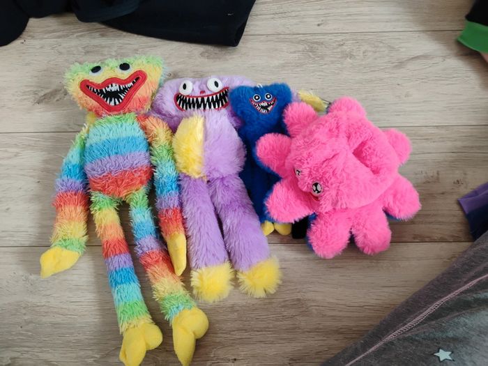 Lot peluches huggies wuggies