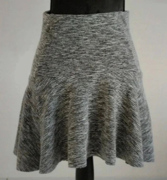 Jupe patineuse grise et noire Kiabi taille 14 ans/XS