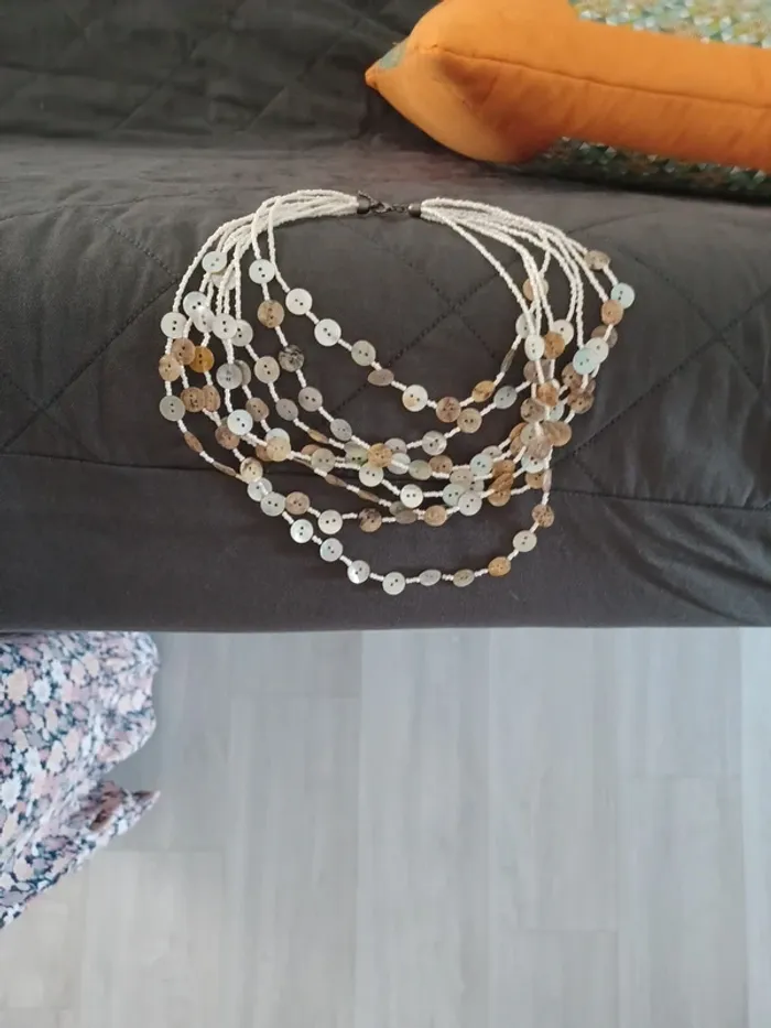 Collier perles boutons - photo numéro 3