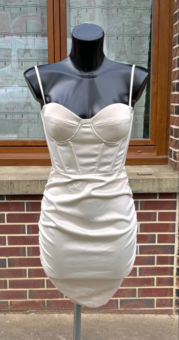 🥂 Robe moulante en satin froncée effet corset – Taille 36 (S)