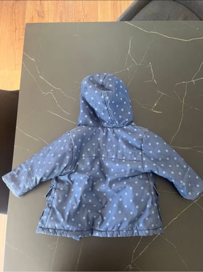 Manteau bleu marine à pois avec sa capuche - photo numéro 3