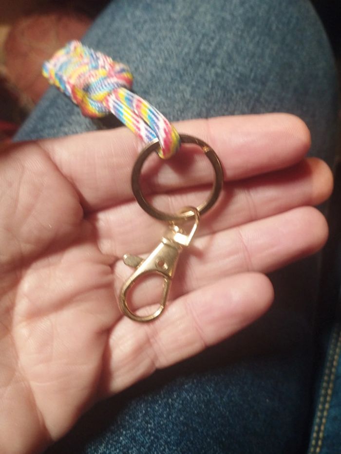 Porte clé multicolore fait main en paracorde - photo numéro 3