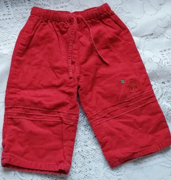 Pantalon rouge léger - confort et style pour l'été, en très bon état, taille 9 mois