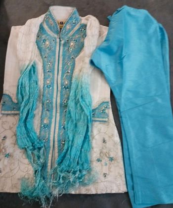 Tenue indienne turquoise blanche
