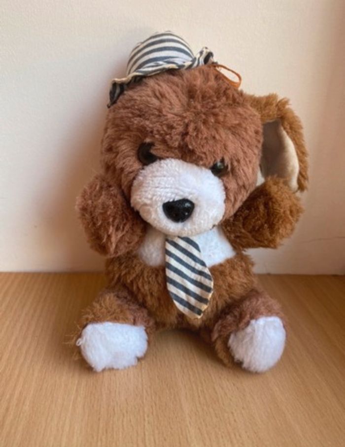 Petit chien vintage avec chapeau et cravate