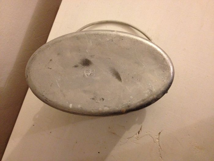 Ancien mini sceau en aluminium gris clair  avec anse et couvercle pour décoration ou autre - photo numéro 2