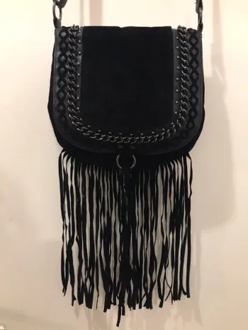 Sac à main atmosphère velours noir en bandoulière avec des franche taille unique