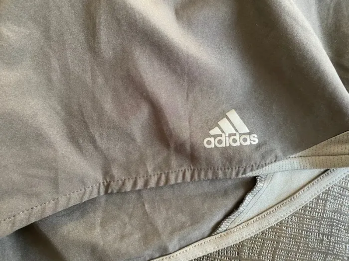 Short de running Adidas femme noir/gris taille XS Parfait état - photo numéro 3