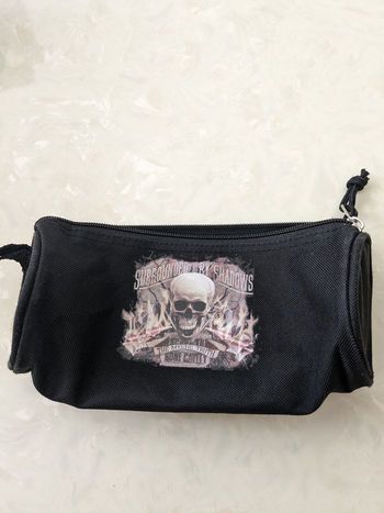 Trousse noire imprimé The Mystic Truth.