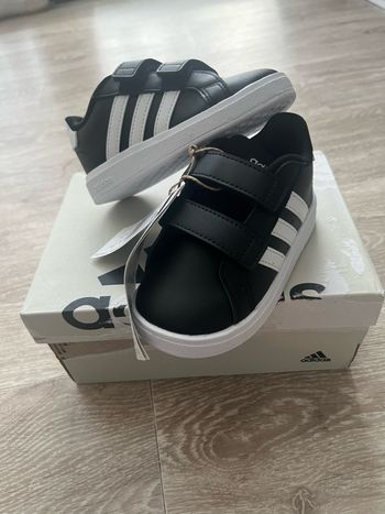 Basket adidas taille 22 neuve