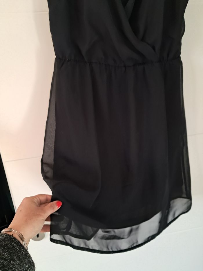 Petite robe noire en voile décolleté - photo numéro 3