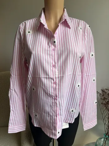 Chemise à rayures roses et blanches et fleurs