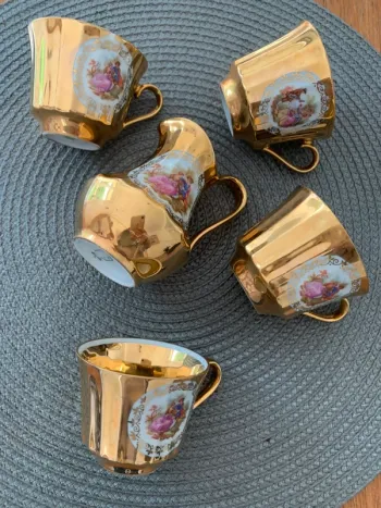 Service 4 petites tasses et pot en porcelaine dorés 