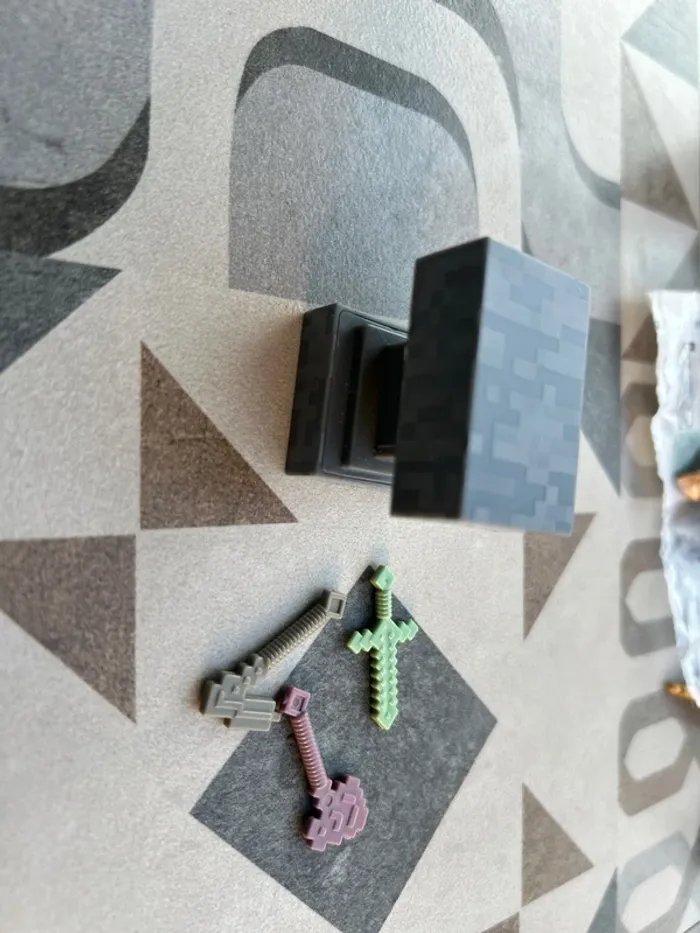 Lego minifigure pixellisée MineCraft armes épées haches