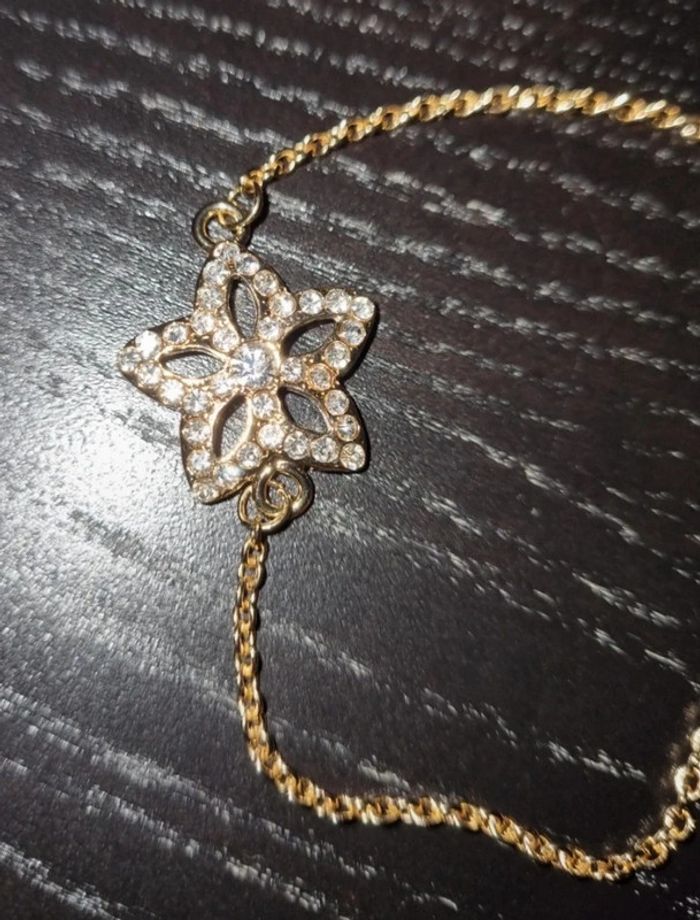 Bracelet fantaisie maille dorée avec fleur - photo numéro 2