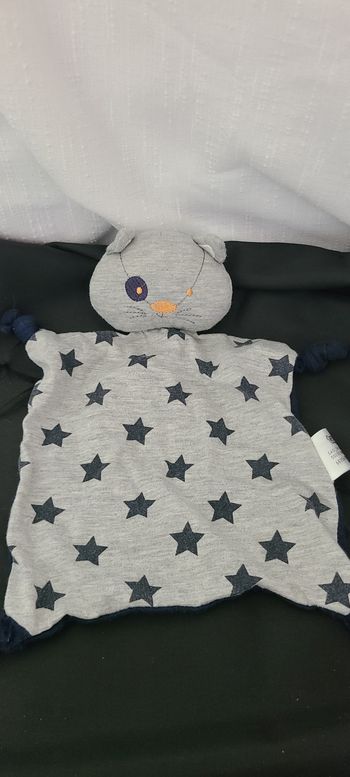 Doudou plat Chat gris bleu marine étoiles TAPE A L’OEIL TAO