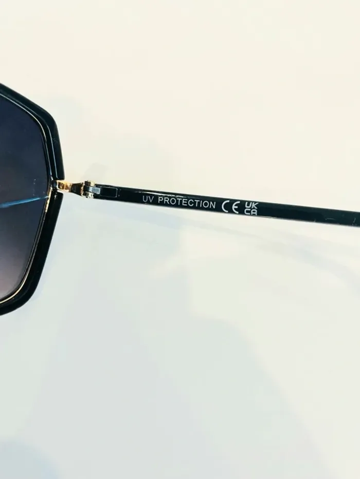 Lunette de soleil femme noire contour doré verres dégradés UV protection catégorie 3 - photo numéro 5