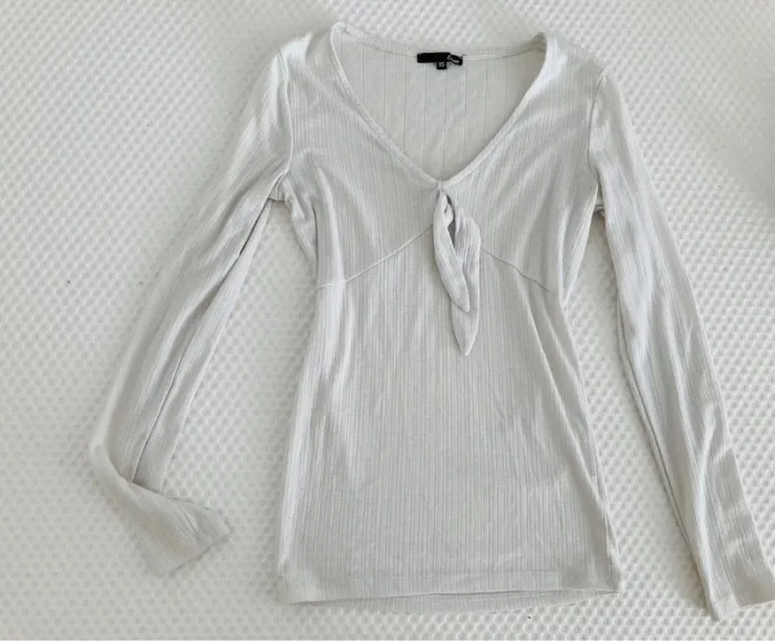 Haut manche longue moulant blanc décolleté noeud etam