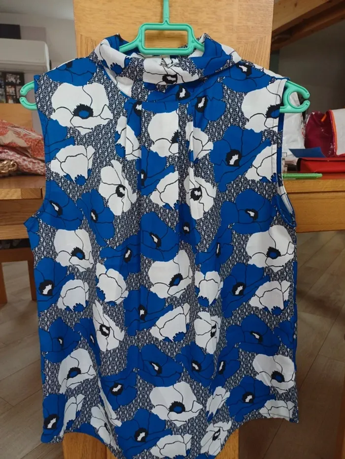Blouse sans manches.