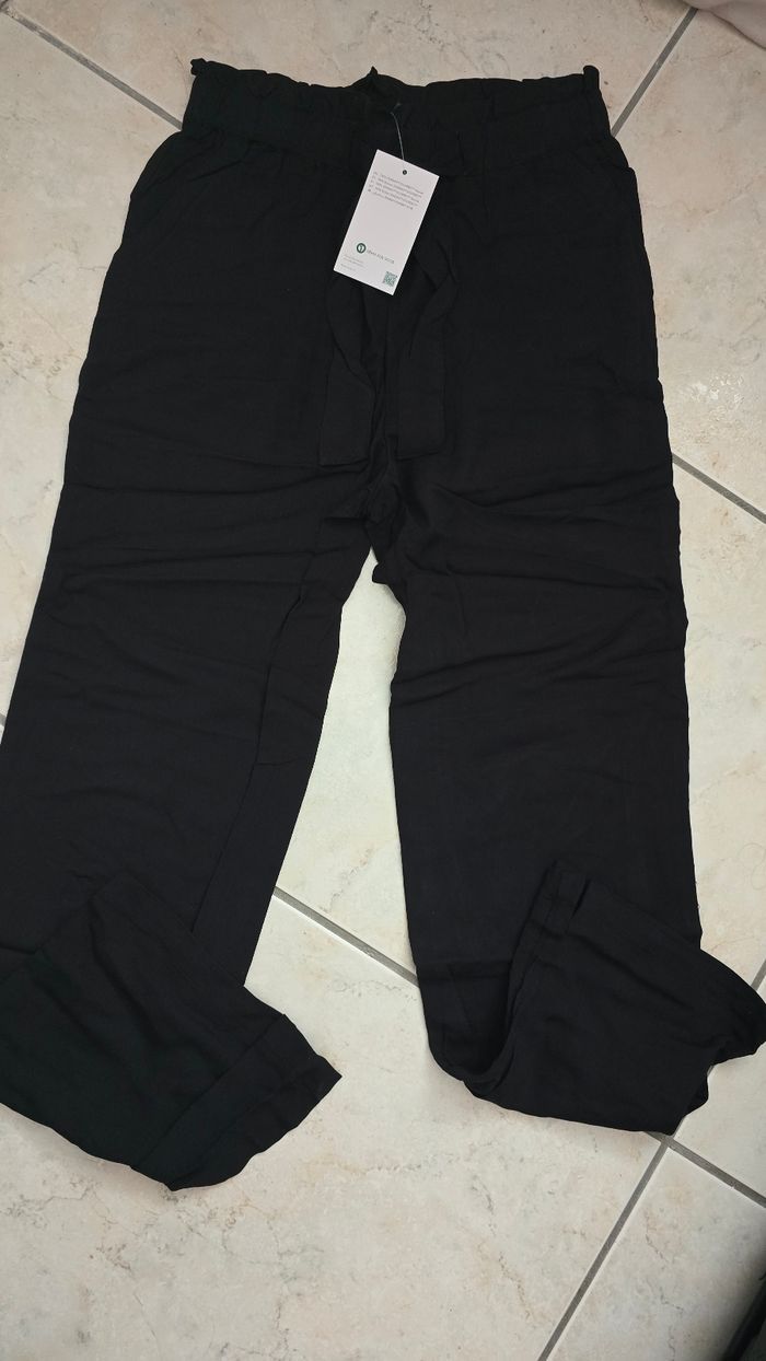 NEUF (NON PORTÉ)🏷😍🤩👌superbe pantalon fluide 10 ans fille🩷😍💜 - photo numéro 4