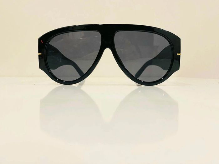 Lunette de soleil mixte noire et dorée bras large taille large - photo numéro 2