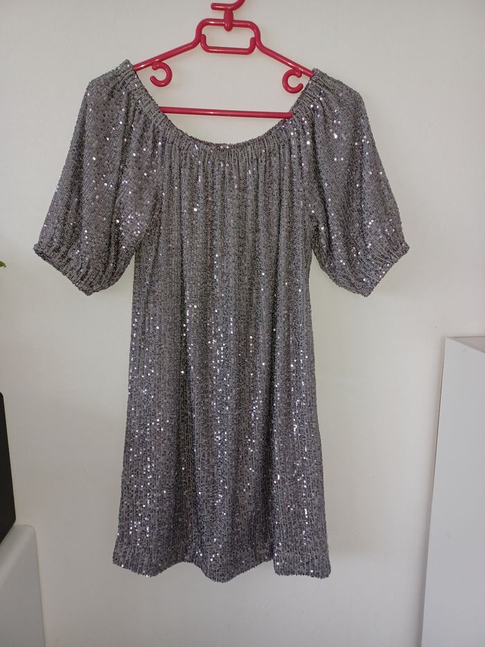 Robe à sequins avec doublure en très bon état couleur argenté taille 36/38 Bodyflirt. - photo numéro 3