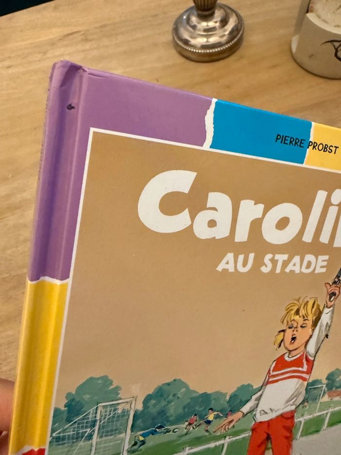 Caroline au Stade édition damiers bords colorés livre bd album Hachette - photo numéro 7