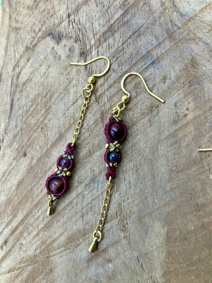 Boucles d’oreilles pendantes dépareillées macramé pierre Œil de Taureau, Grenat