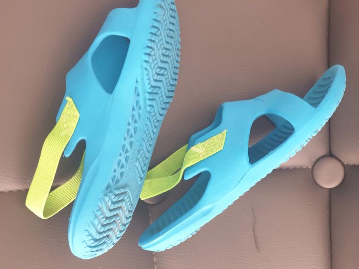 une paire chaussure taille 25-26 bleu tong plage piscine - photo numéro 4