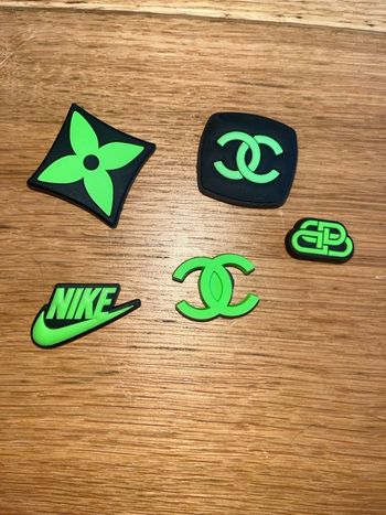 Lot 5 Jibbitz pour crocs neufs