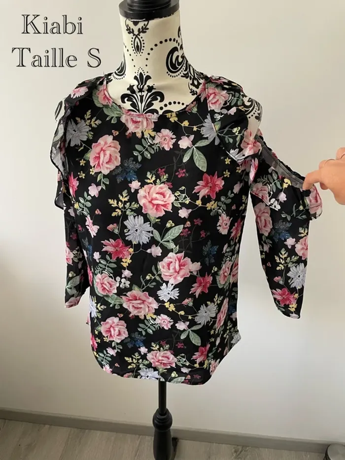 Blouse Kiabi noire fleurie épaules dénudées - Taille S