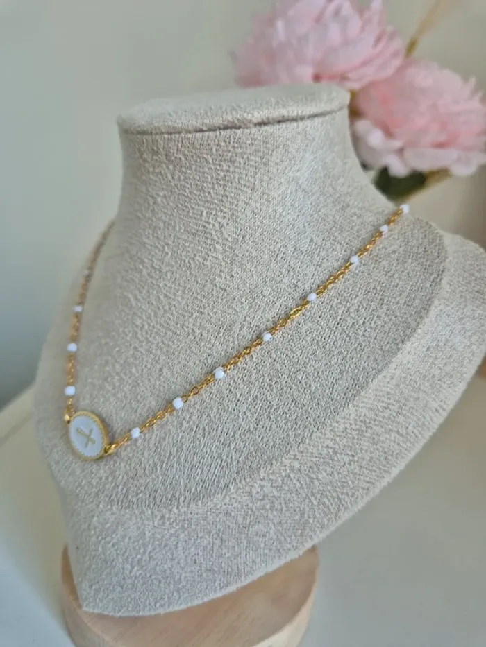 Collier style gigi dorée en acier inoxydable perles résines blanches avec médaille croix - photo numéro 2