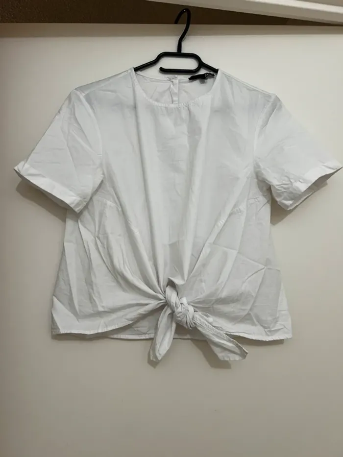 Blouse blanche avec noeud