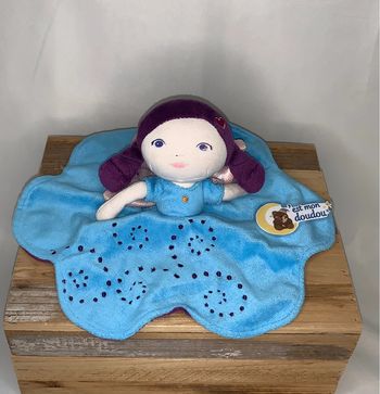 CB08 doudou poupée 👧🏻 carré BLANC