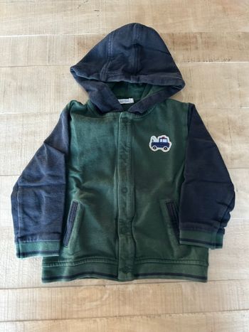 Gilet à capuche vert et marine 